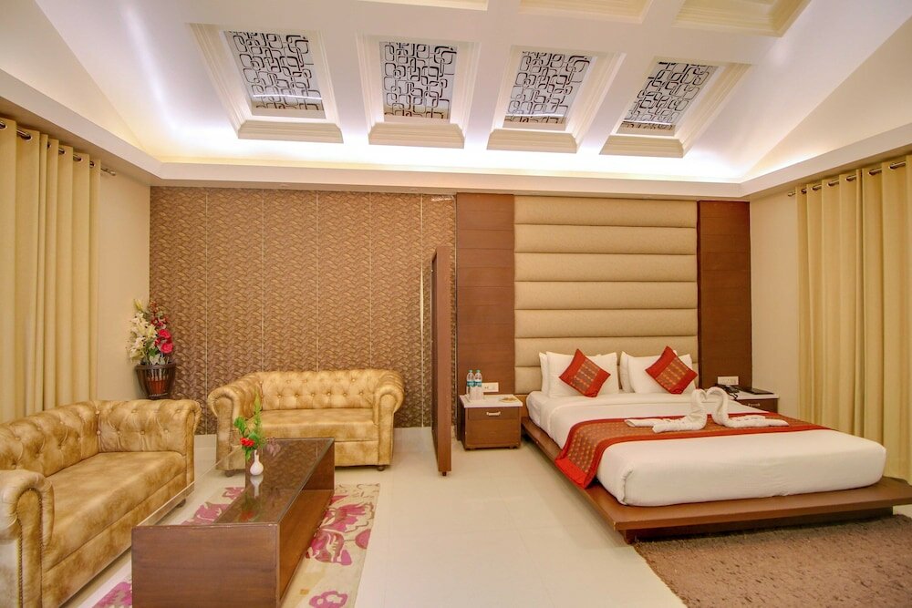 Фото Maulik Mansion Resort