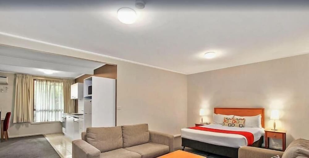 Фото Knox International Hotel & Apartments