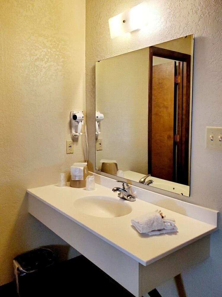 Фото Days Inn and Suites by Wyndham Downtown Missoula-University