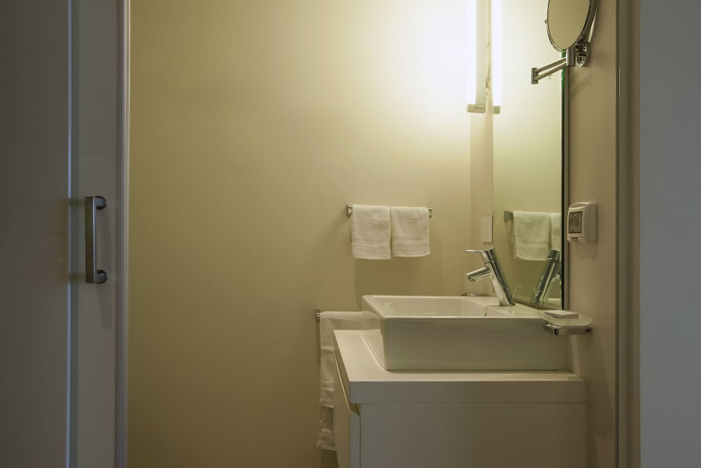 Фото 1866 Court & Suites