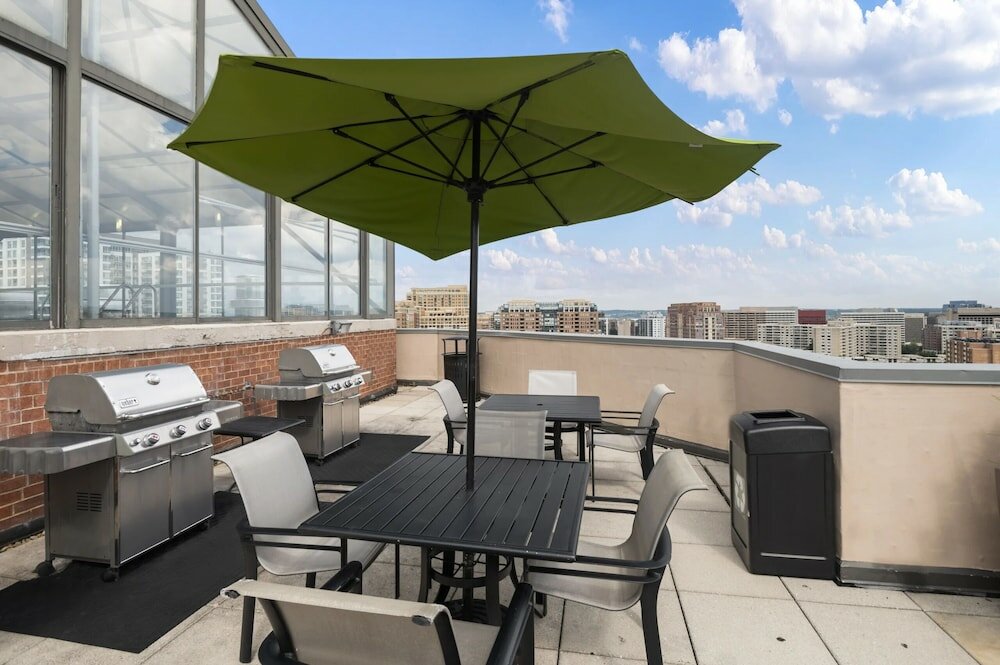 Фото Gorgeous Apt with Rooftop City View