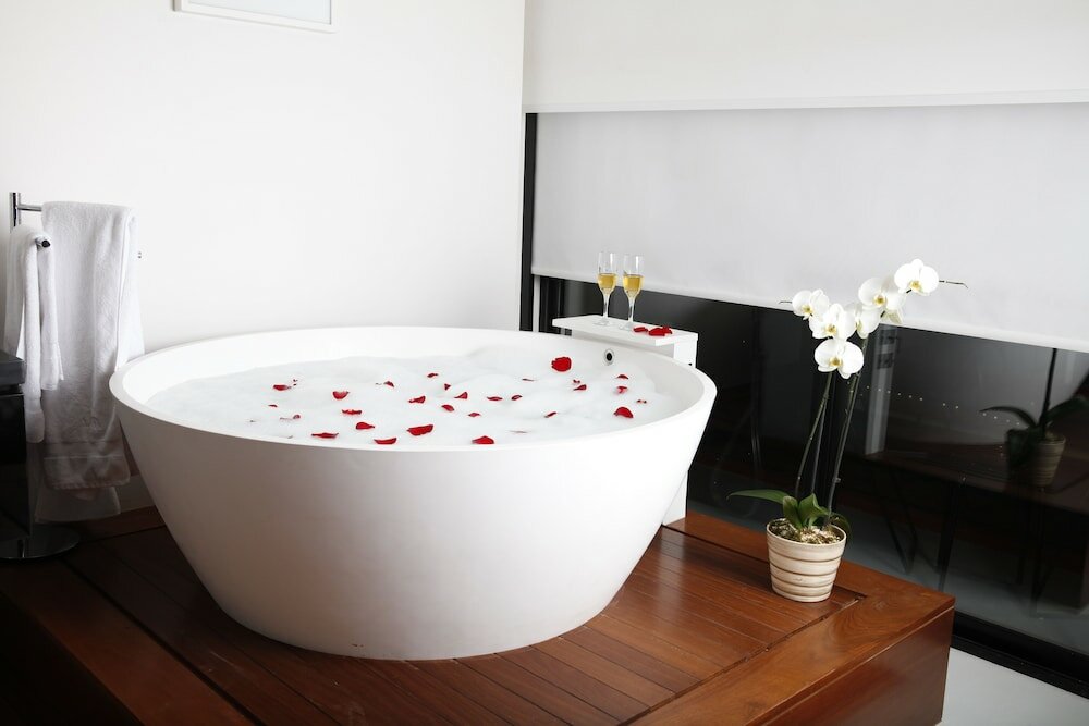 Фото 1866 Court & Suites