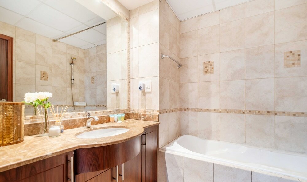 Фото Lux The Al Seef Marina 4 bed Suite