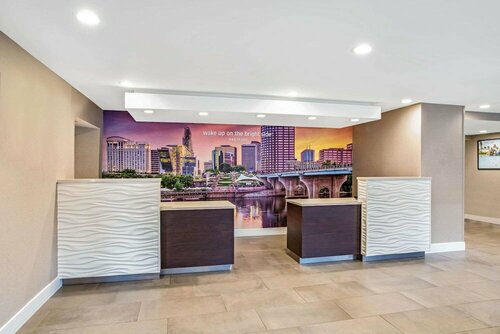 Гостиница La Quinta Inn & Suites by Wyndham Hartford - Bradley Airport