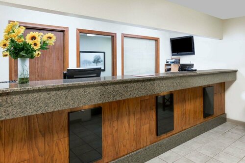 Гостиница Days Inn & Suites by Wyndham Des Moines Airport в Де-Мойн