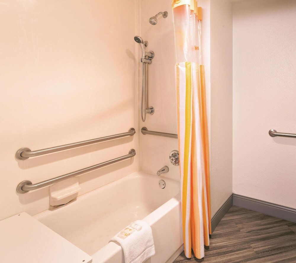 Фото La Quinta Inn & Suites by Wyndham Miami Airport East