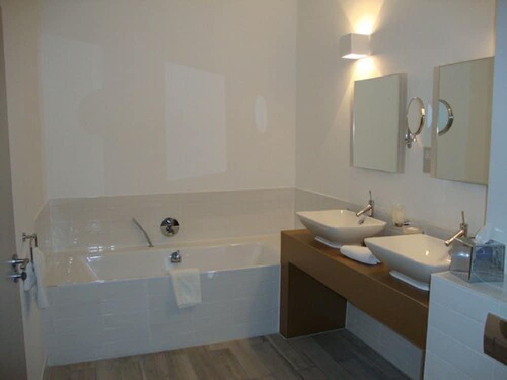 Фото Coulsdon Manor Hotel and Golf Club