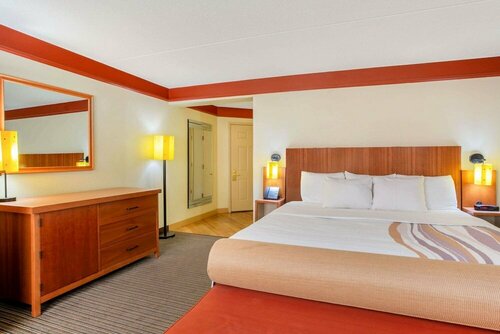 Гостиница La Quinta Inn & Suites by Wyndham Raleigh Cary в Кэри