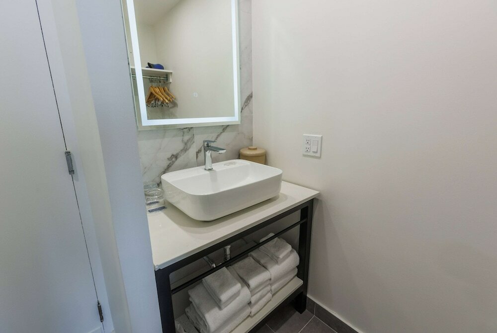 Фото Travelodge by Wyndham Hotel & Convention Centre Quebec City