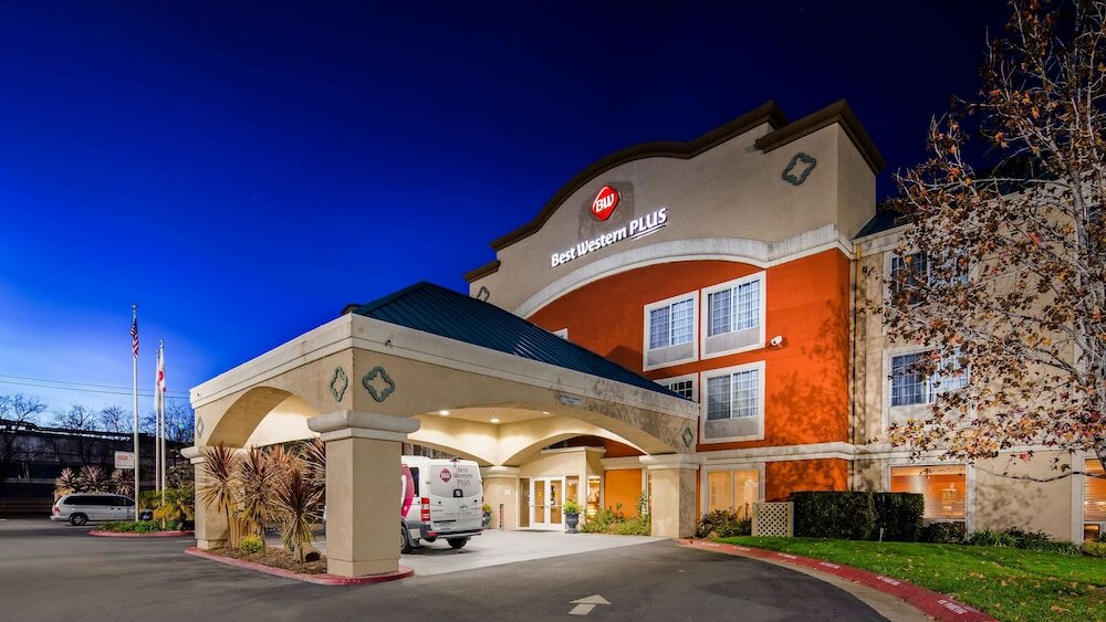 Фото Best Western Plus Airport Inn & Suites