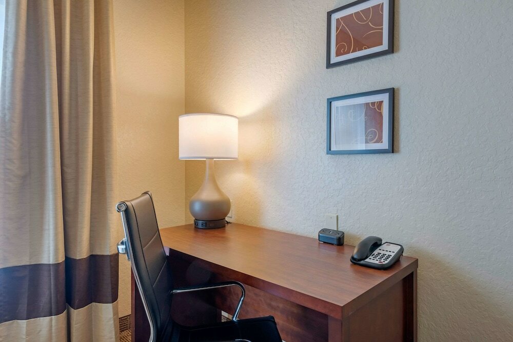 Фото Comfort Suites Downtown