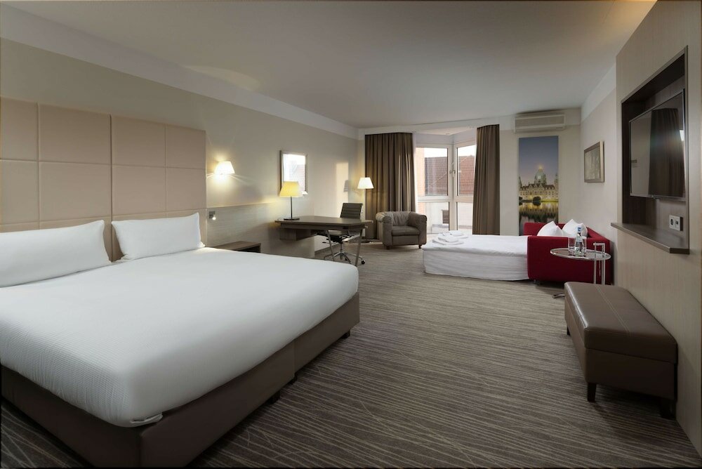 Фото DoubleTree by Hilton Hannover Schweizerhof