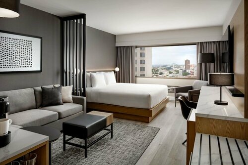 Гостиница Hotel Place Dupuis Montréal Downtown - An Ascend Hotel Collection в Монреале