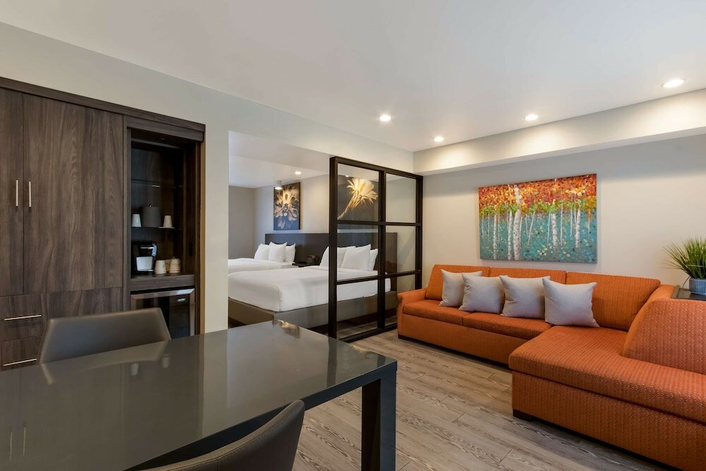 Фото SureStay Plus Hotel by Best Western Tempe University