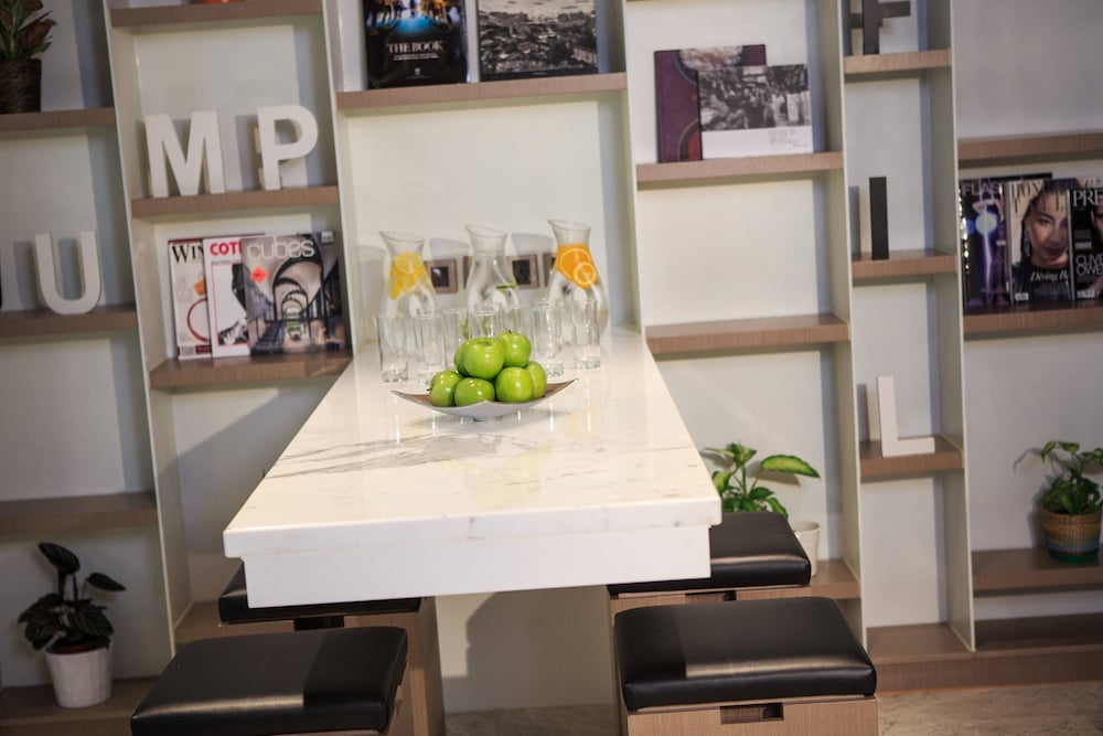 Фото Renaissance Hong Kong Harbour View Hotel