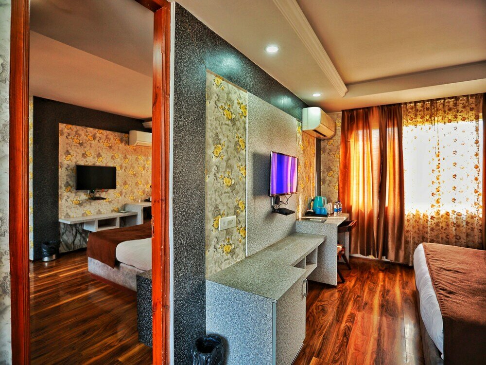 Фото Hotel The Montreal Near by Dal Lake