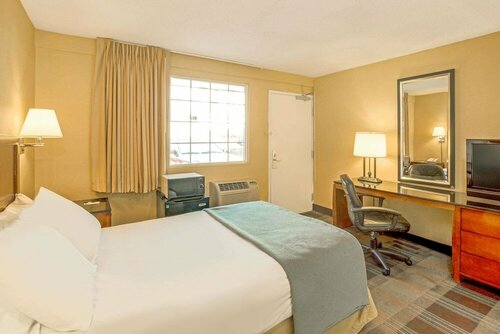 Гостиница Travelodge by Wyndham Silver Spring в Бетесде