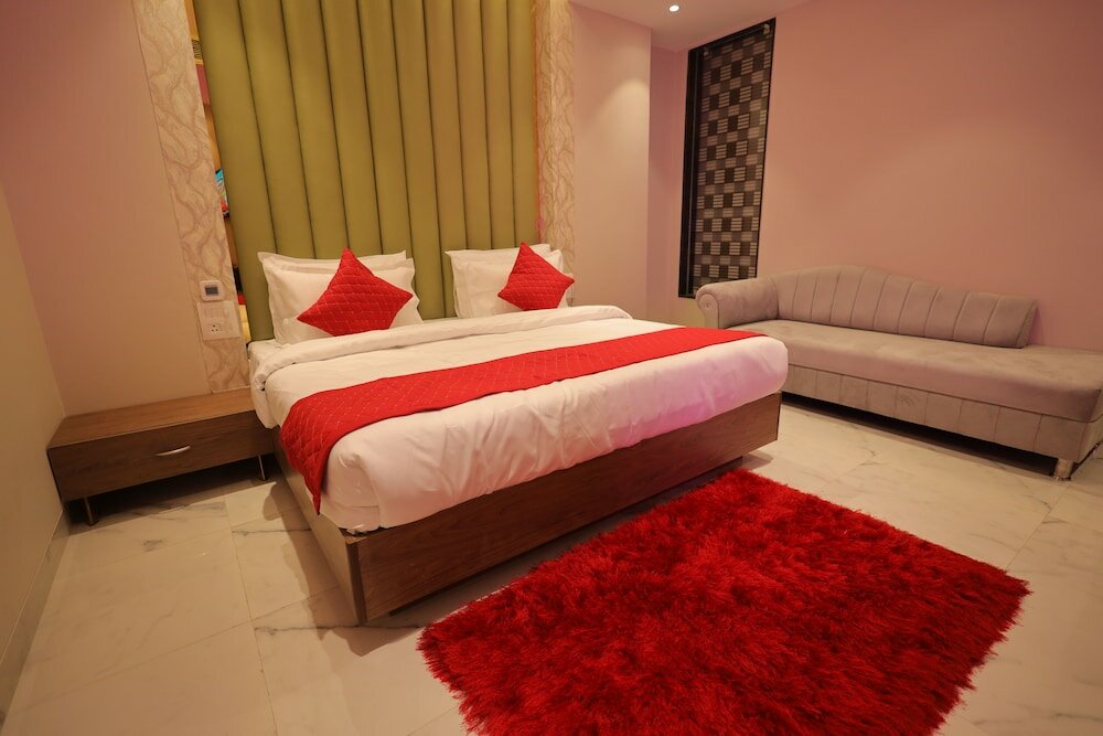 Фото Hotel Taj Crown Plaza