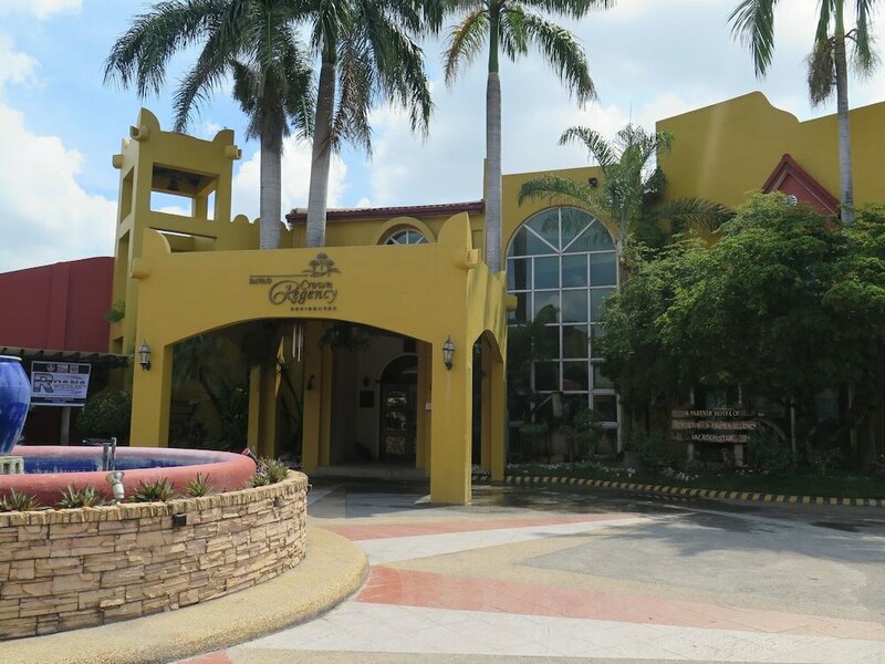 Гостиница Crown Regency Residences Davao в Давао