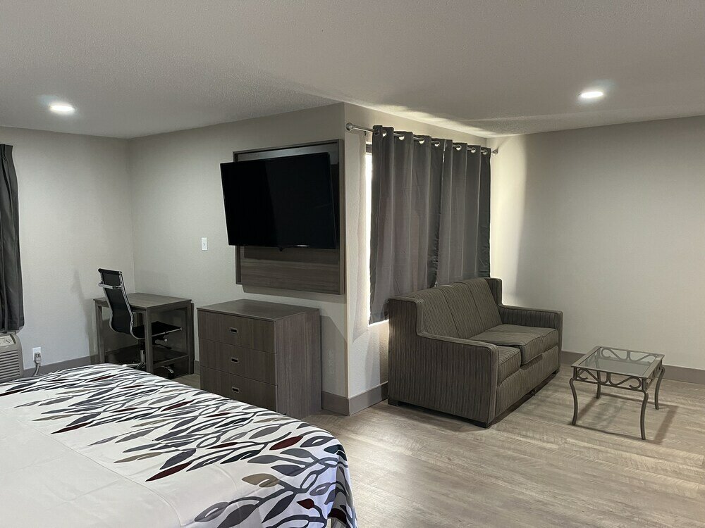 Фото Red Roof Inn & Suites Newport News