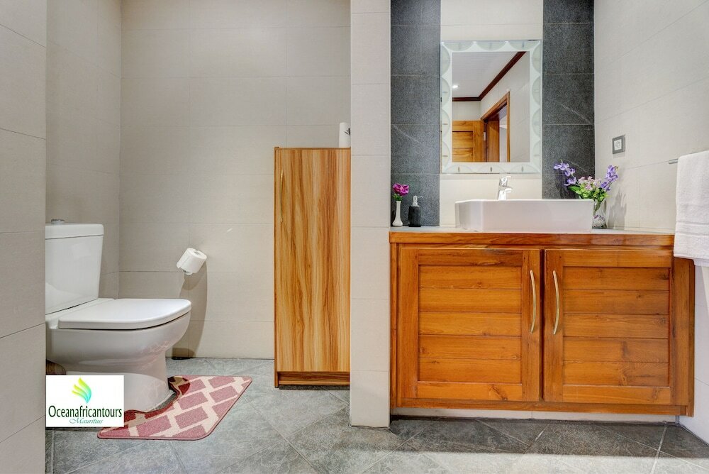 Фото Sunset Boulevard Beachfront Apartment