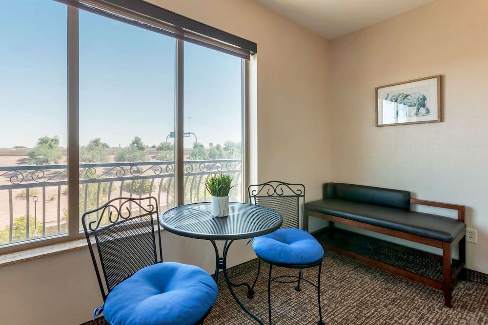 Фото Comfort Suites Glendale - State Farm Stadium Area