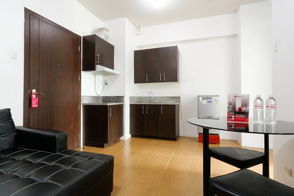 Фото Reddoorz Plus @ Pioneer Woodlands Mandaluyong