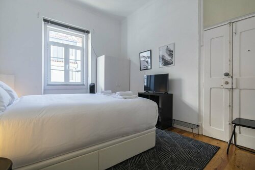Sunny & Quiet Lisbon Apartment