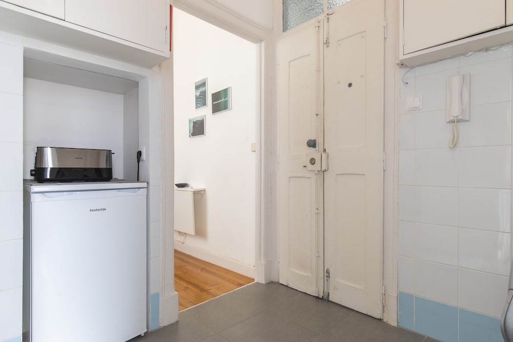 Фото Sunny & Quiet Lisbon Apartment