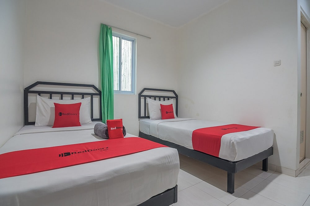 Фото RedDoorz near Nagoya Citywalk Batam 2