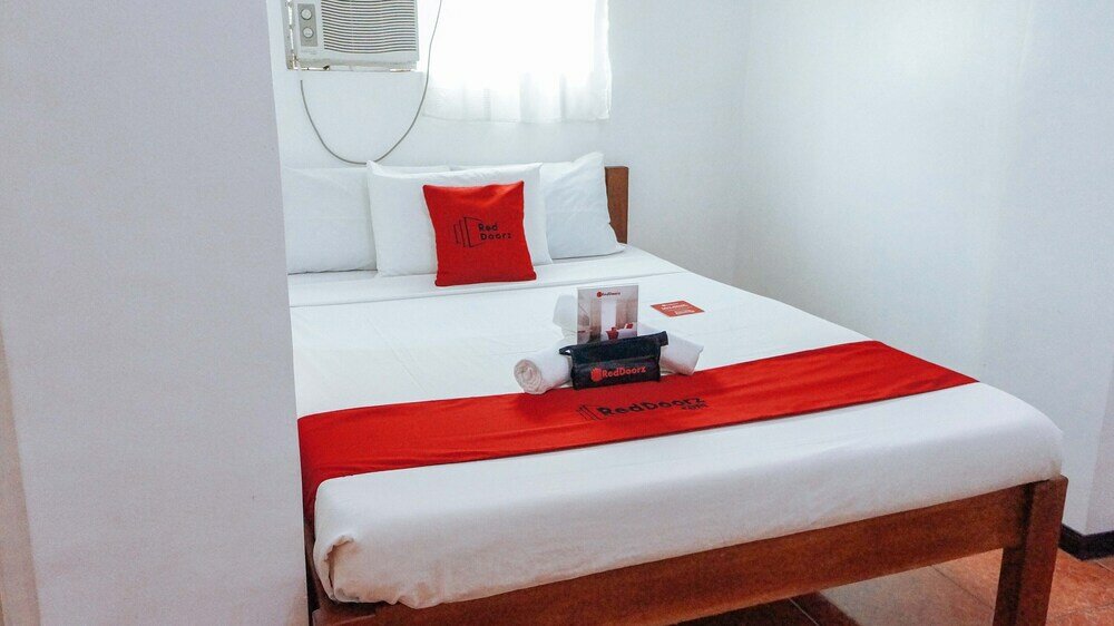 Фото RedDoorz @ Humayhumay Road Lapulapu