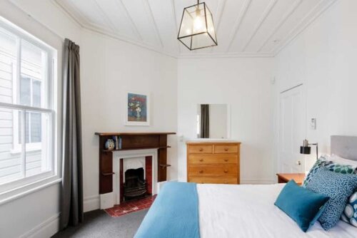 Гостиница Light-filled Renovated Villa, Walk to Ponsonby Road в Окленде
