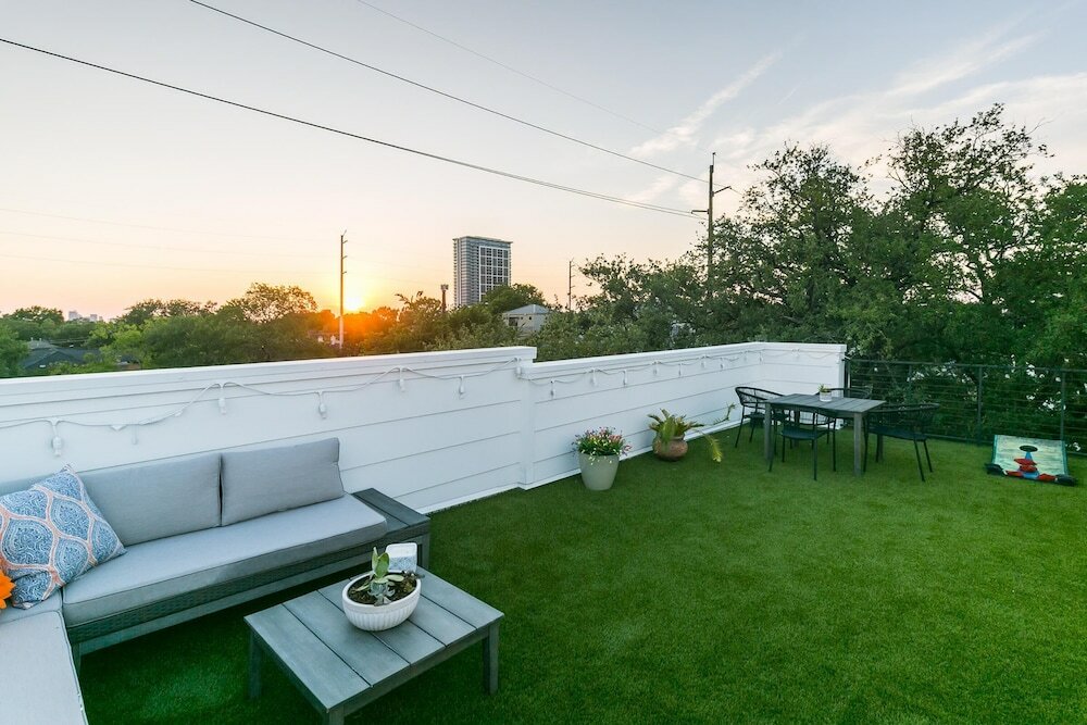 Фото Montrose Guesthouse Suites