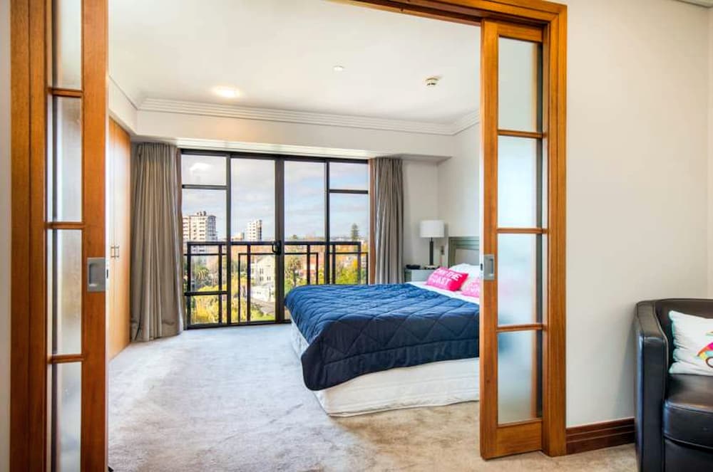 Фото Elegant Apartment With City View