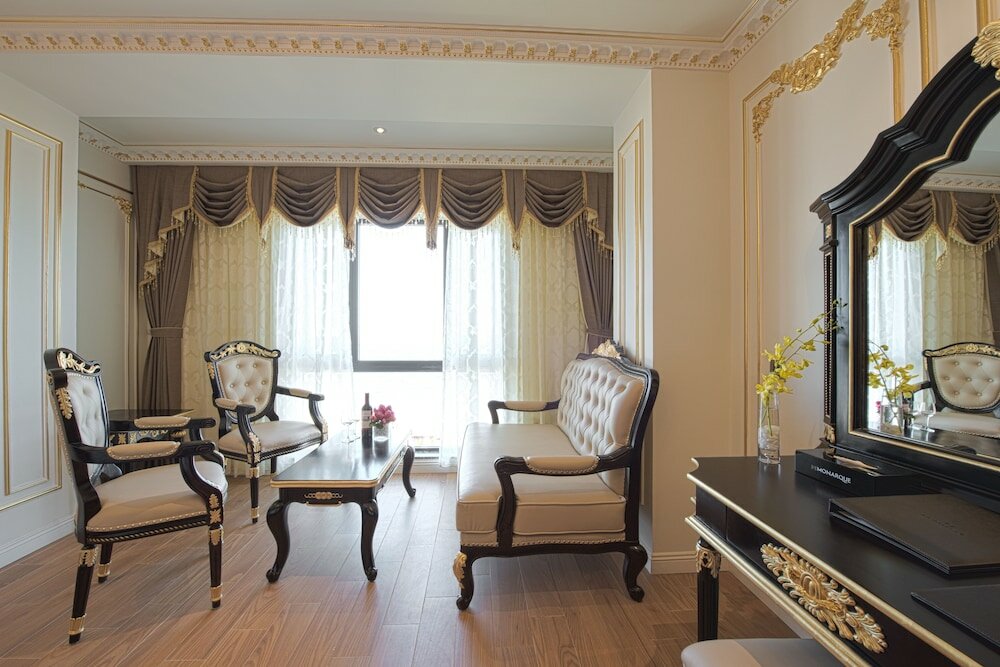 Фото Monarque Hotel