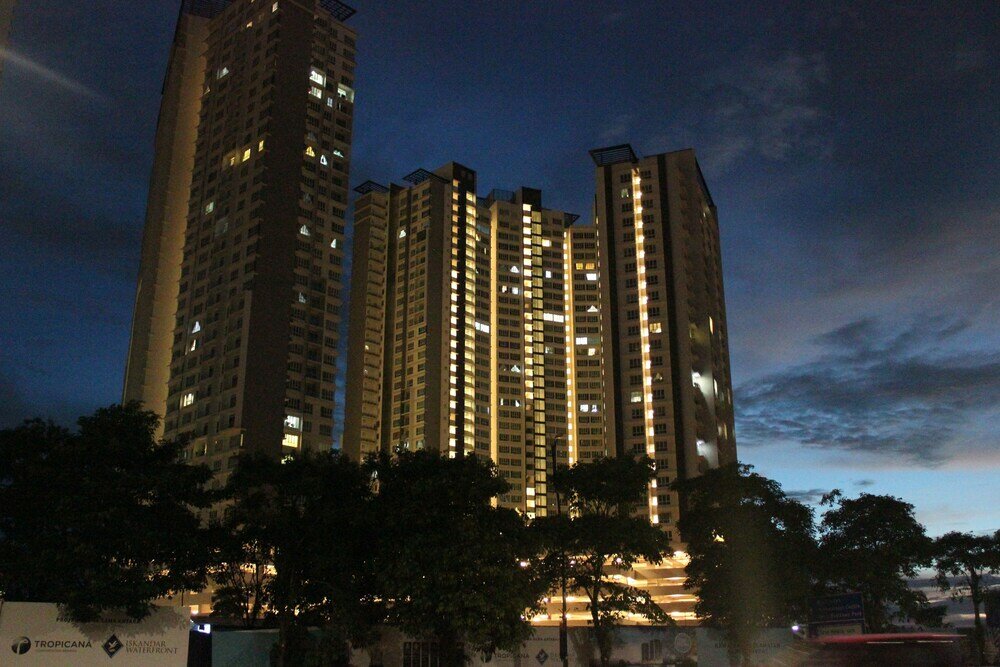 Фото City Living with Panoramic Sea Views at Danga Bay