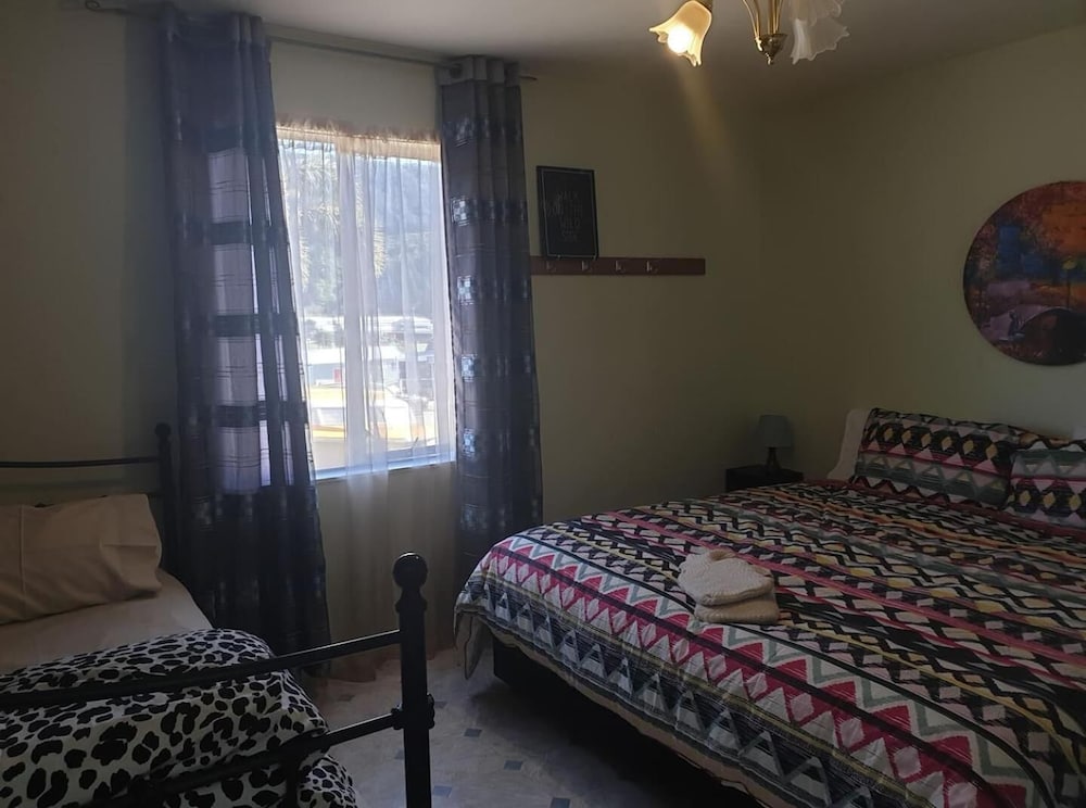 Фото Piwaka Lodge and Backpackers