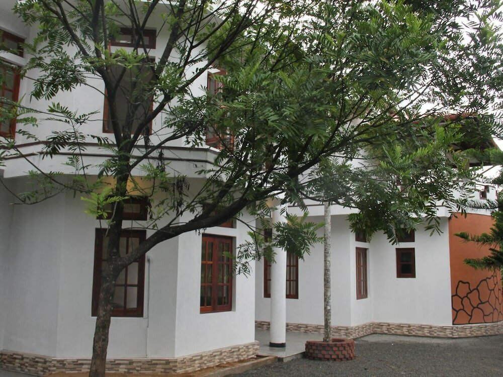 Фото Lizzie Villa Guest House