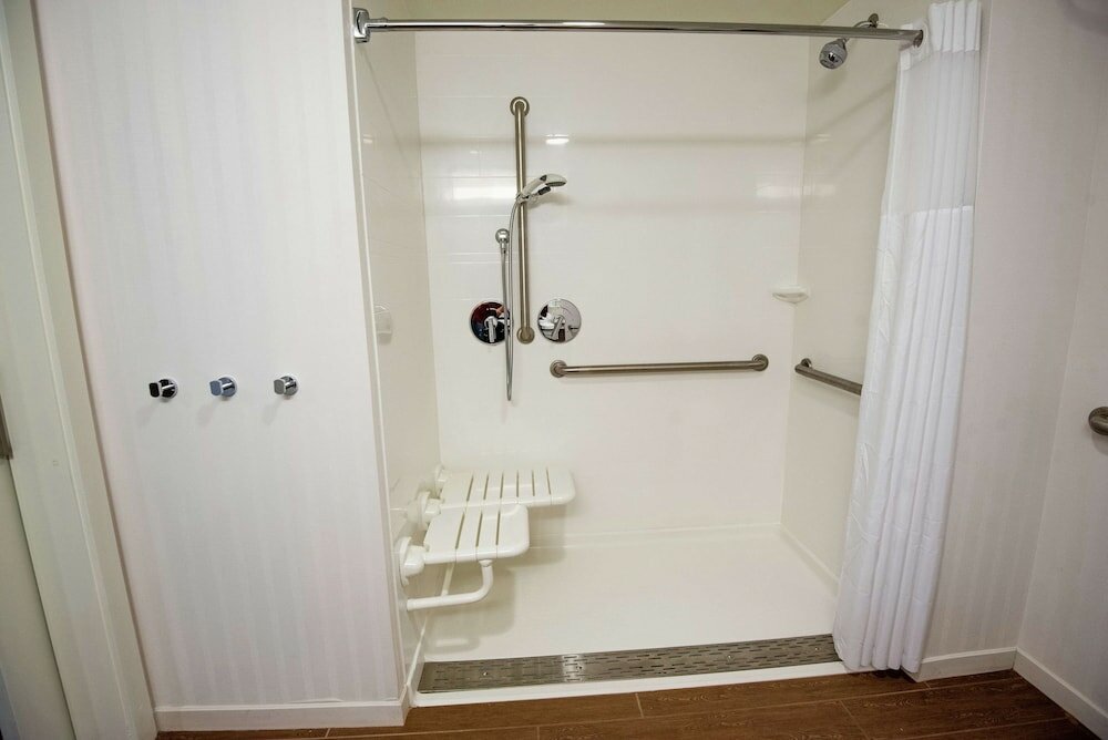 Фото Hampton Inn and Suites Manchester