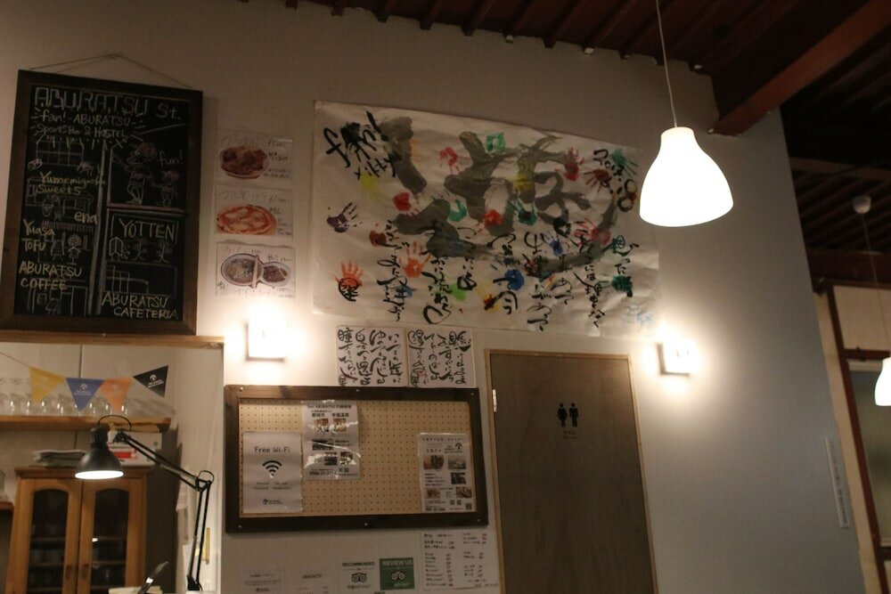 Фото Fan Aburatsu Sports Bar & Hostel