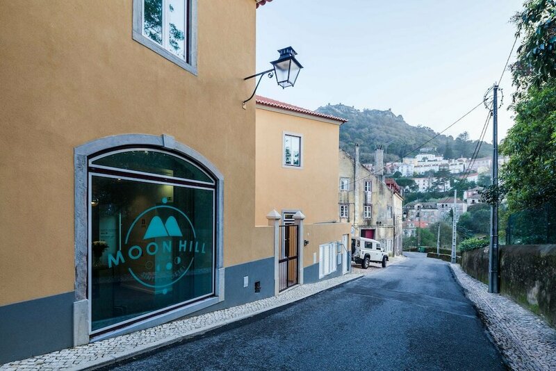 Гостиница Moon Hill Hostel в Синтре