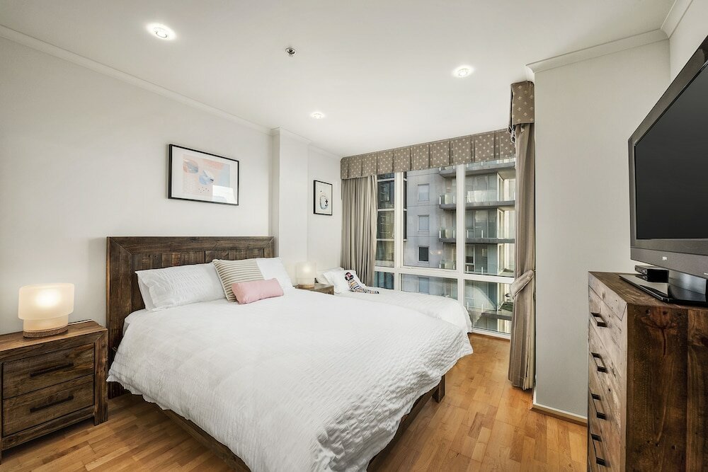 Фото 3 Bedroom Inner City Penthouse