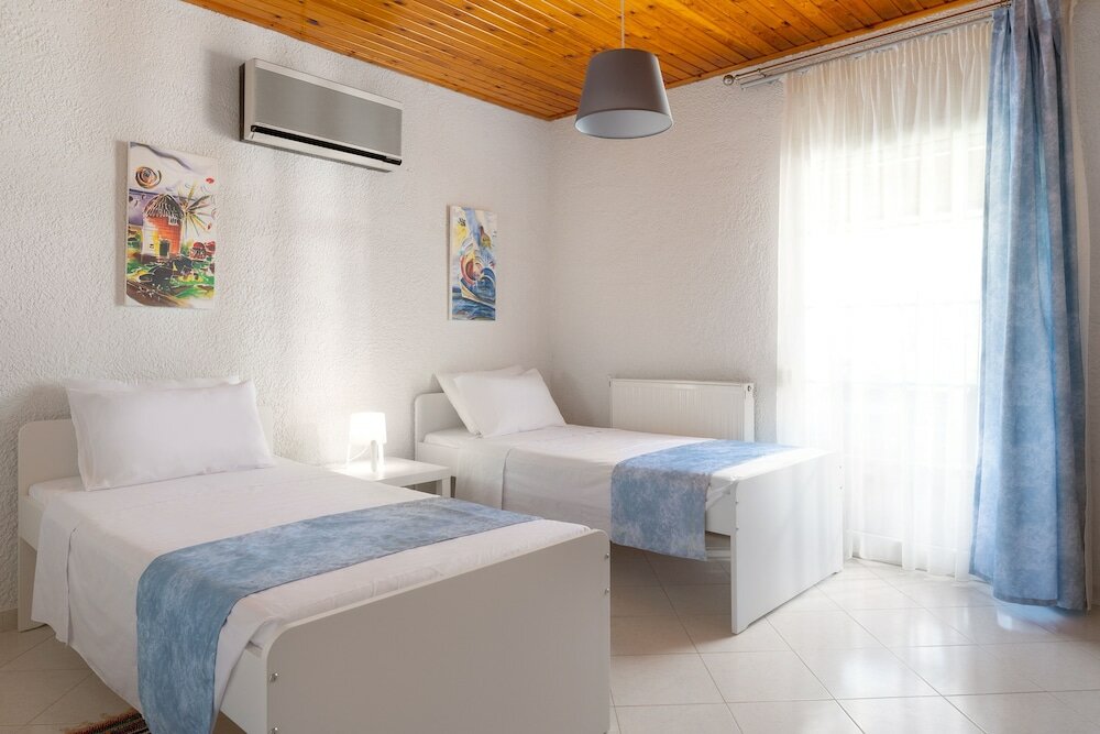 Фото House of Paradise in front of the golf court-sea