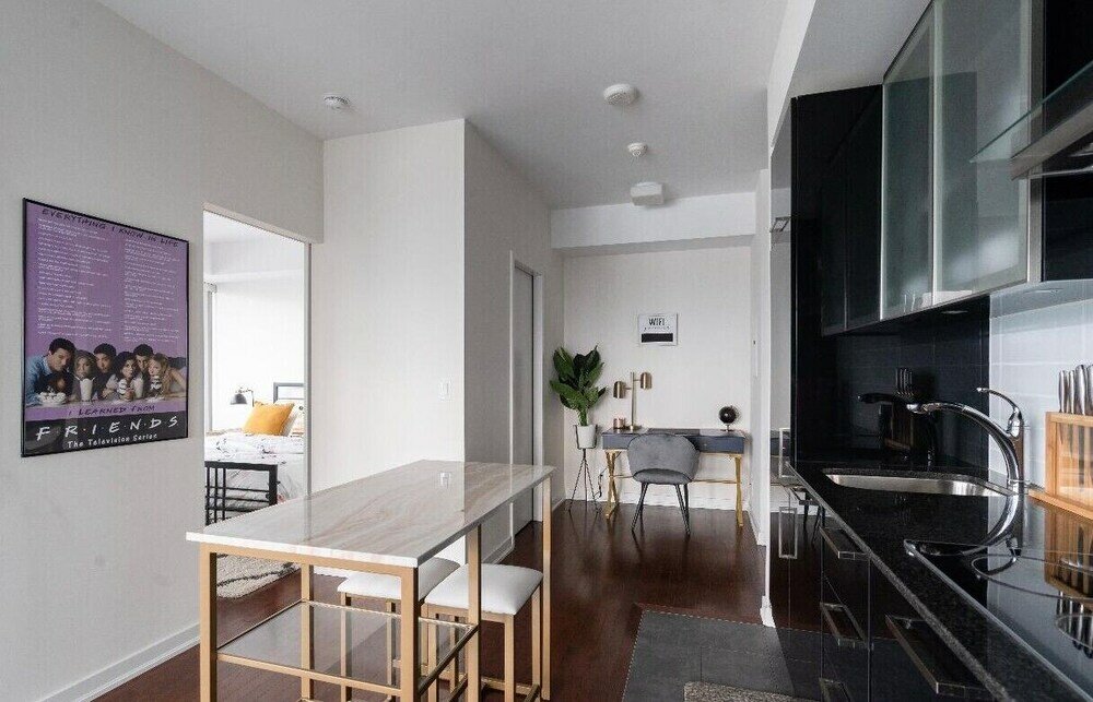 Фото Cn Tower Facing, Parking, King Bed