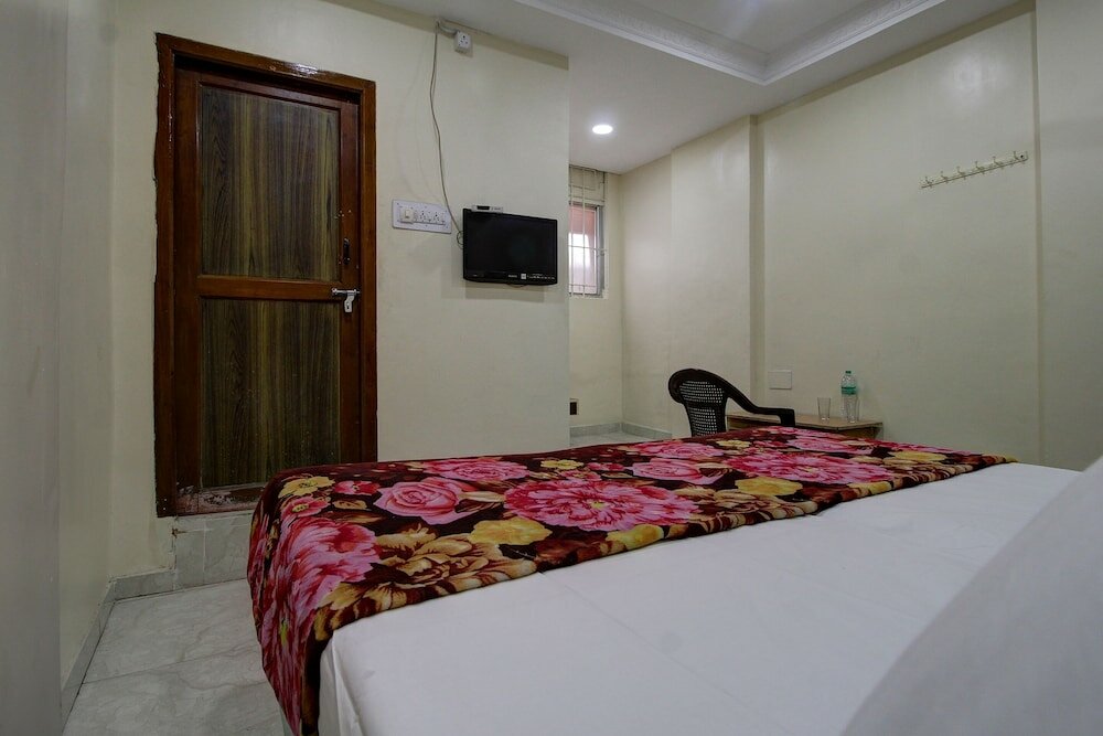 Фото Spot On 45084 Hotel Navaratna Deluxe