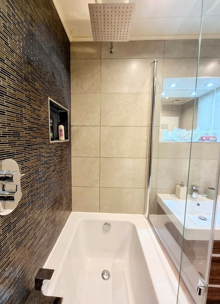 Фото Vibrant Spacious Apartment In West End