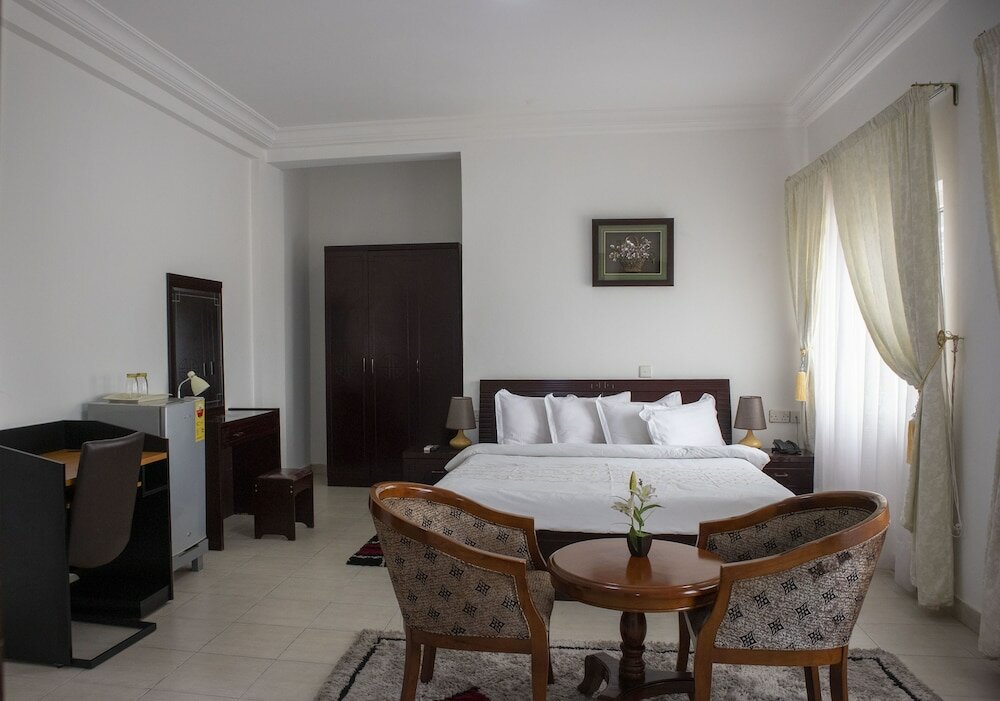 Фото His Majesty's Hotel and Apartments