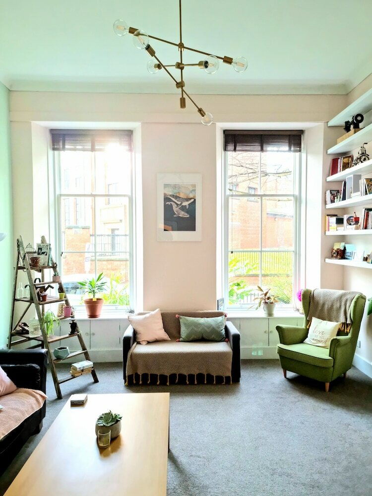 Фото Vibrant Spacious Apartment In West End