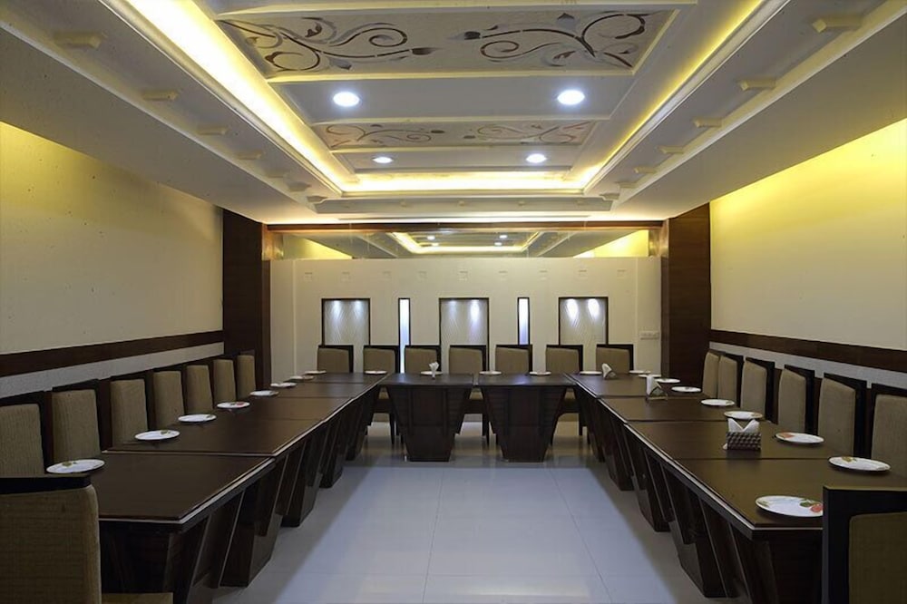 Фото Hotel Nagpal Regency