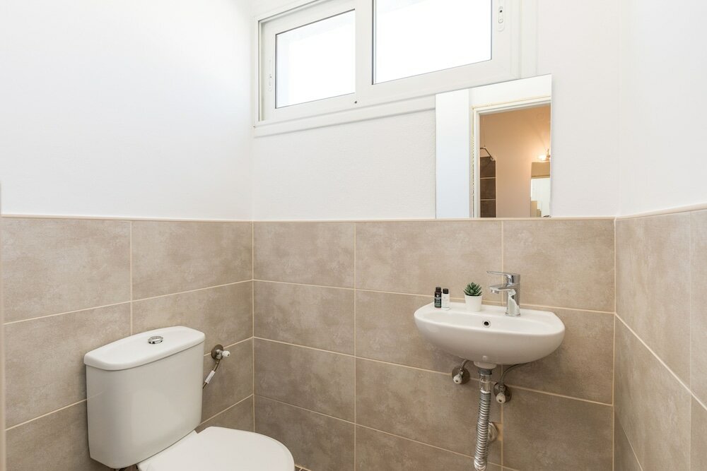 Фото Local Hostel & Suites